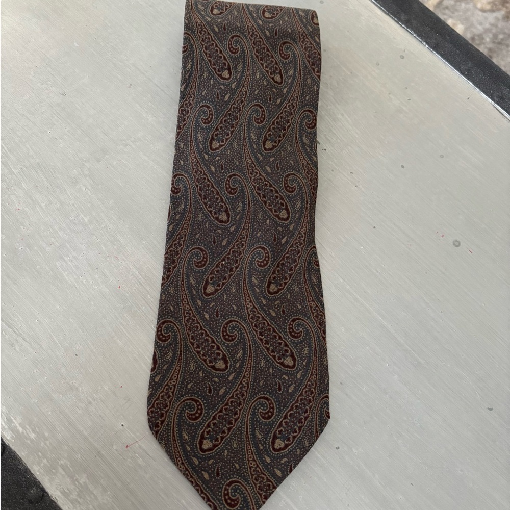 Elegant Giorgio Armani Paisley Tie in Brown and Black Tie